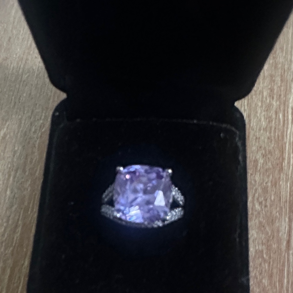Elegant Silver and Purple Gemstone Ring - Picture 3 of 7